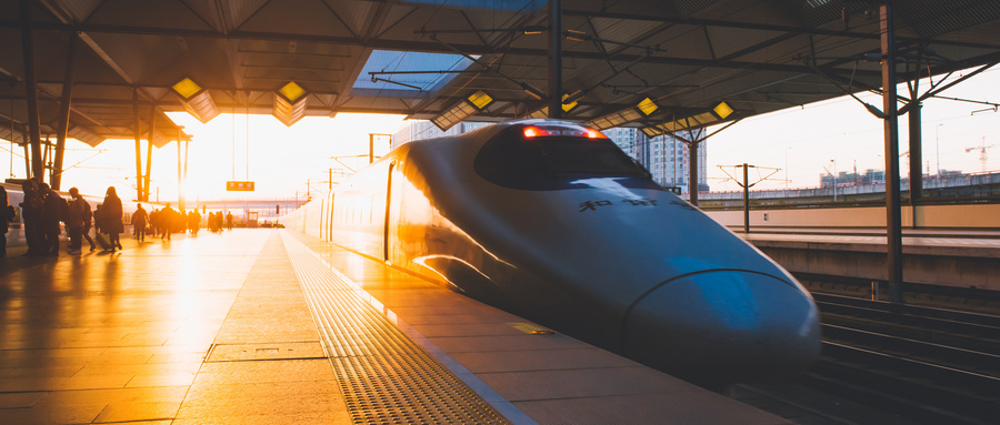 攝圖網(wǎng)_500711217_wx_夕陽(yáng)下駛來(lái)的高鐵列車（企業(yè)商用）.jpg
